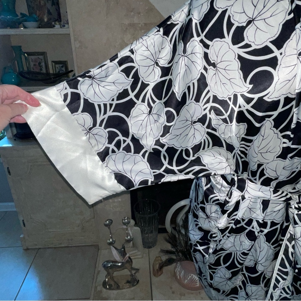 Vintage Natori Morning Glory Vines Black & White Kimono Robe S Silky EUC ! - Picture 4 of 8